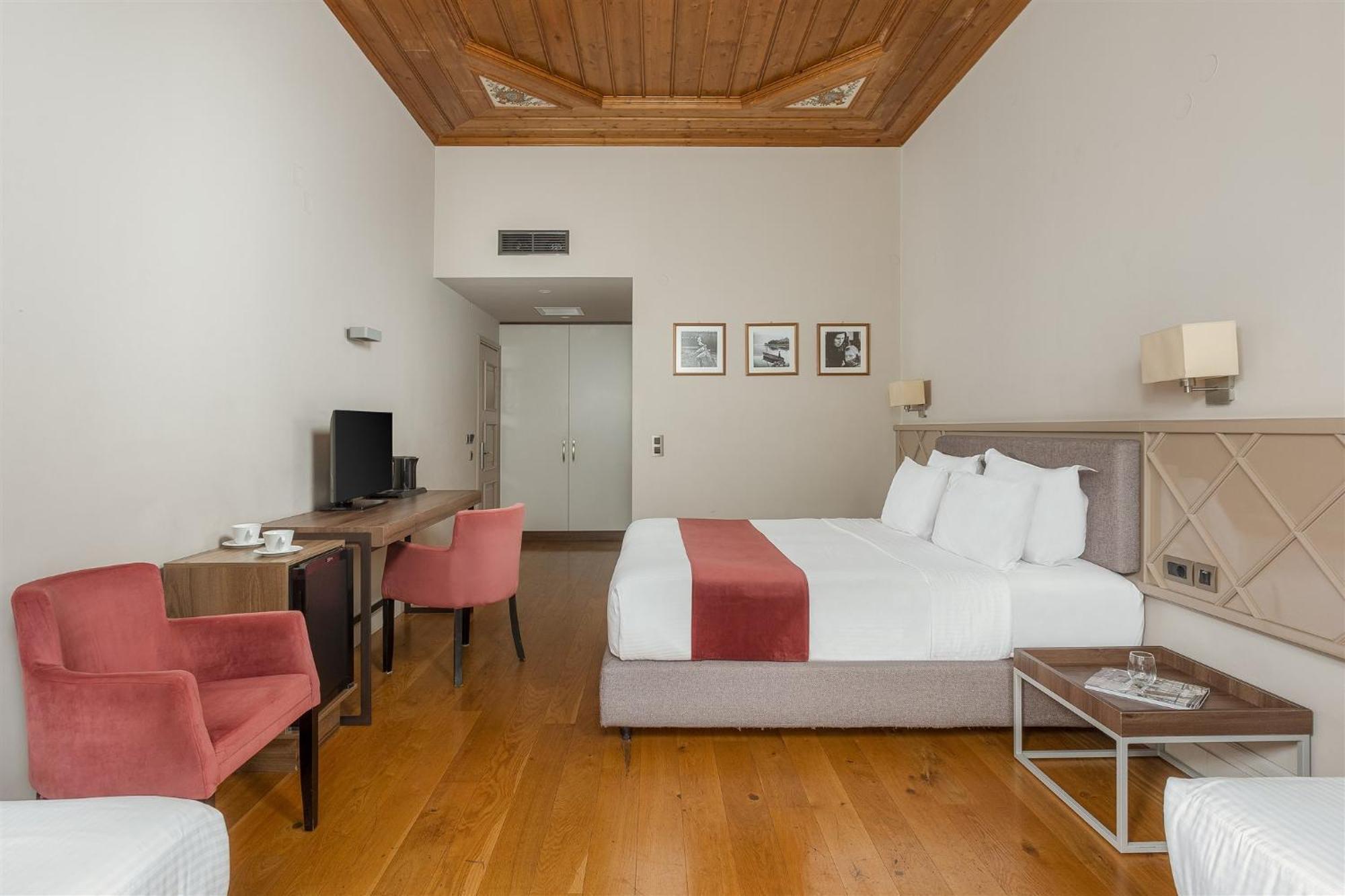 The Lake Hotel Ioannina Exterior photo A room at the hotel